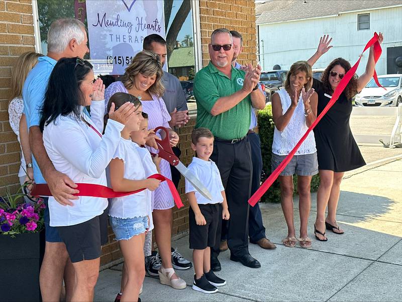 The Grundy County Chamber of Commerce and representatives from Mending Hearts cut the ribbon on the new business in Coal City.