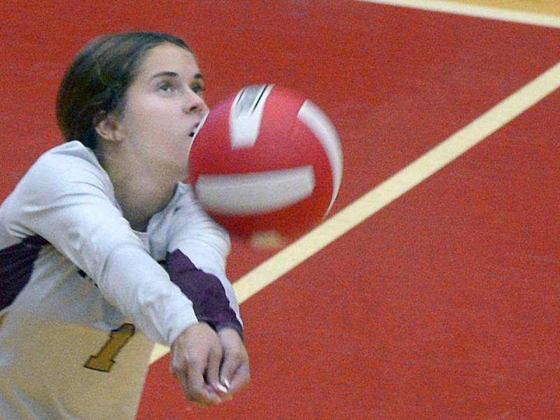 Morris’s Came Pfeiffer angles to return a serve against Ottawa during the 1st set Tuesday at Ottawa.