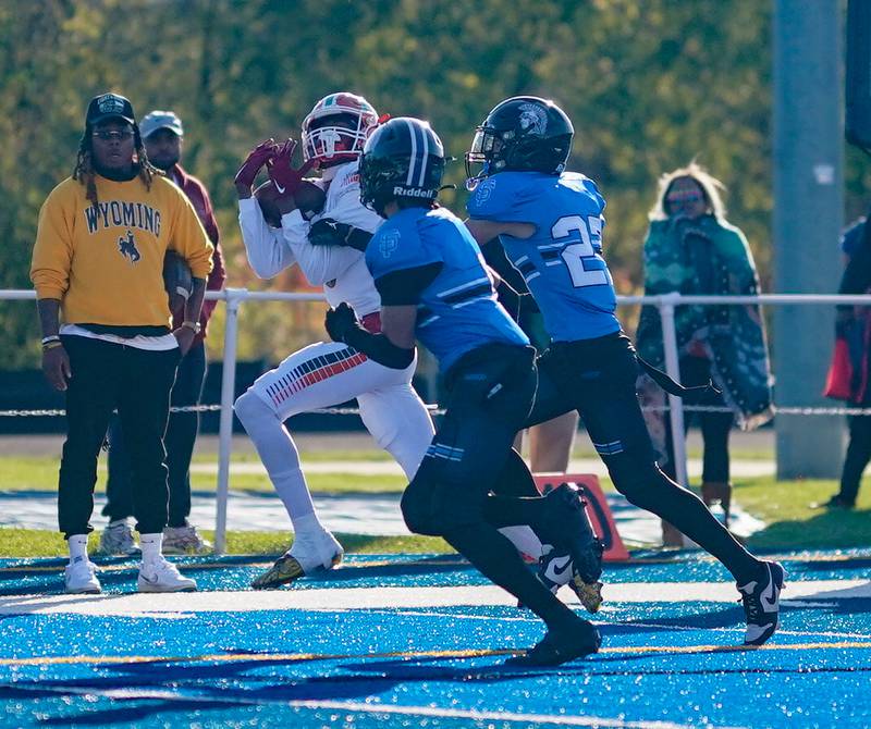 Morgan Park's Jahmere Washington (0) catches a pass for a touchdown against St. Francis during a class 5A state quarterfinal football game at St. Francis High School in Wheaton on Saturday, Nov 11, 2023.