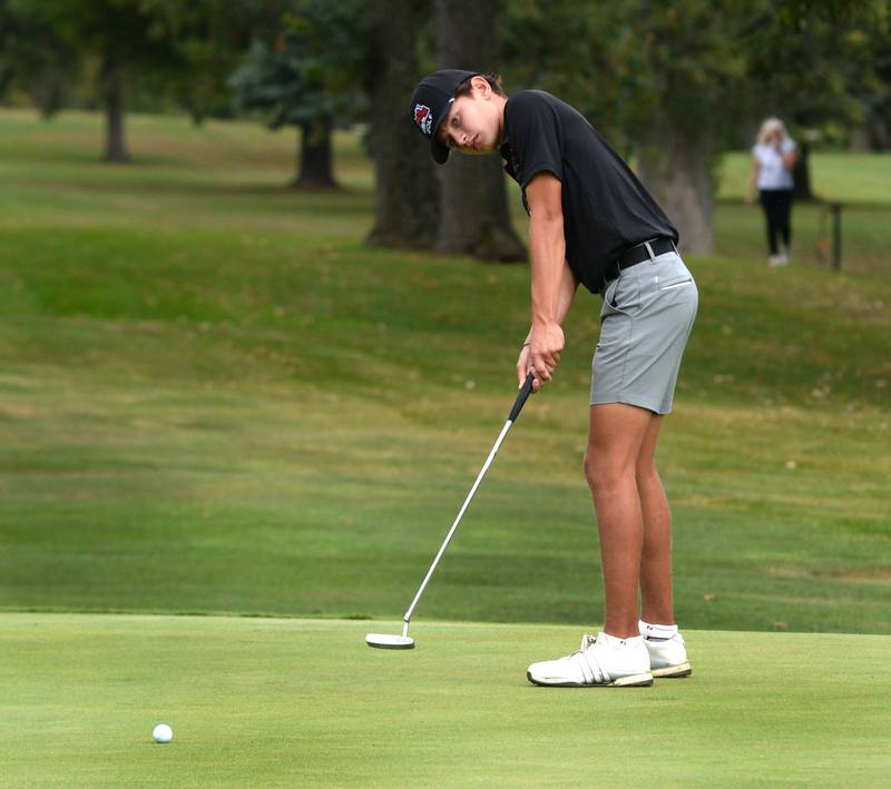 Fulton's Owen Van Zuiden putts at the Salley Wessels Varsity Boys Golf Classic on Saturday, Sept. 20, 2025 at Sunset Golf Club in Mt. Morris.