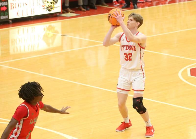 Ottawa's Aric Threadgill shoots a shot against L-P on Friday, Jan. 10, 2024 in Kingman Gym at Ottawa High School.