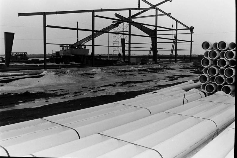 A view of crews building the frame of the second airplane hanger in January 1986 at the Illinois Valley Regional Airport in Peru.
