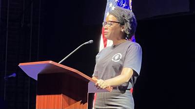 Wilco’s Jeff Tweedy holds DeKalb concert for Lauren Underwood 