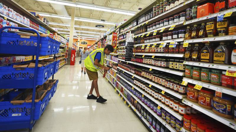 A personal shopper gathers items to fill an online grocery order in Dallas, Thursday, Aug. 28, 2025. (AP Photo/LM Otero)
