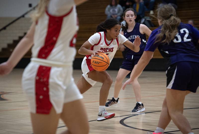 Bradley-Bourbonnais's Nia Lawrence, center, makes a break toward the net against Manteno in the Beecher Fall Classic on Tuesday, November 18, 2025.
