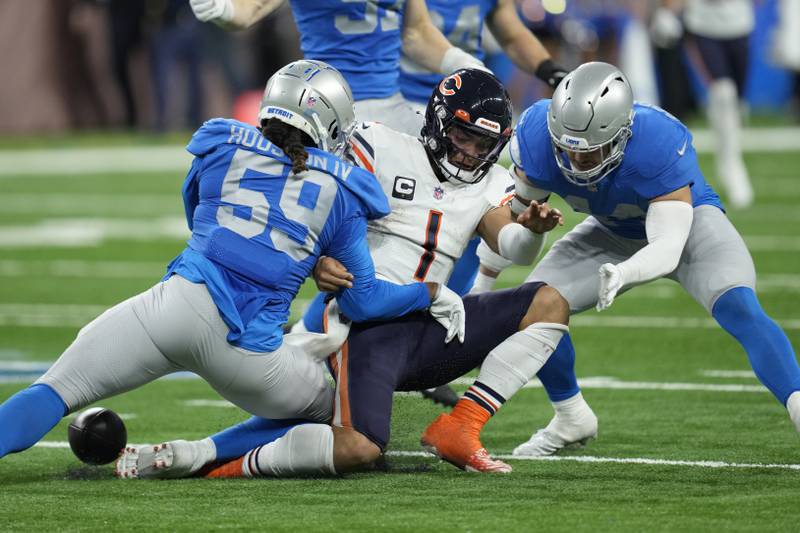 Detroit Lions linebacker James Houston (left) knocks the ball away from Chicago Bears quarterback Justin Fields during the first half, Sunday, Jan. 1, 2023, in Detroit.