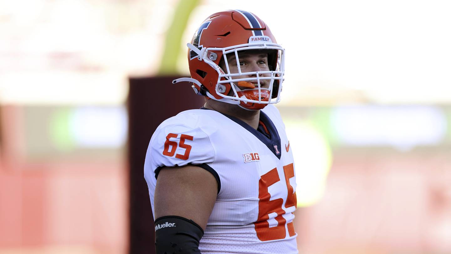 Illinois offensive lineman Doug Kramer warms ups prior to facing Minnesota, on Nov. 6, 2021 in Minneapolis.