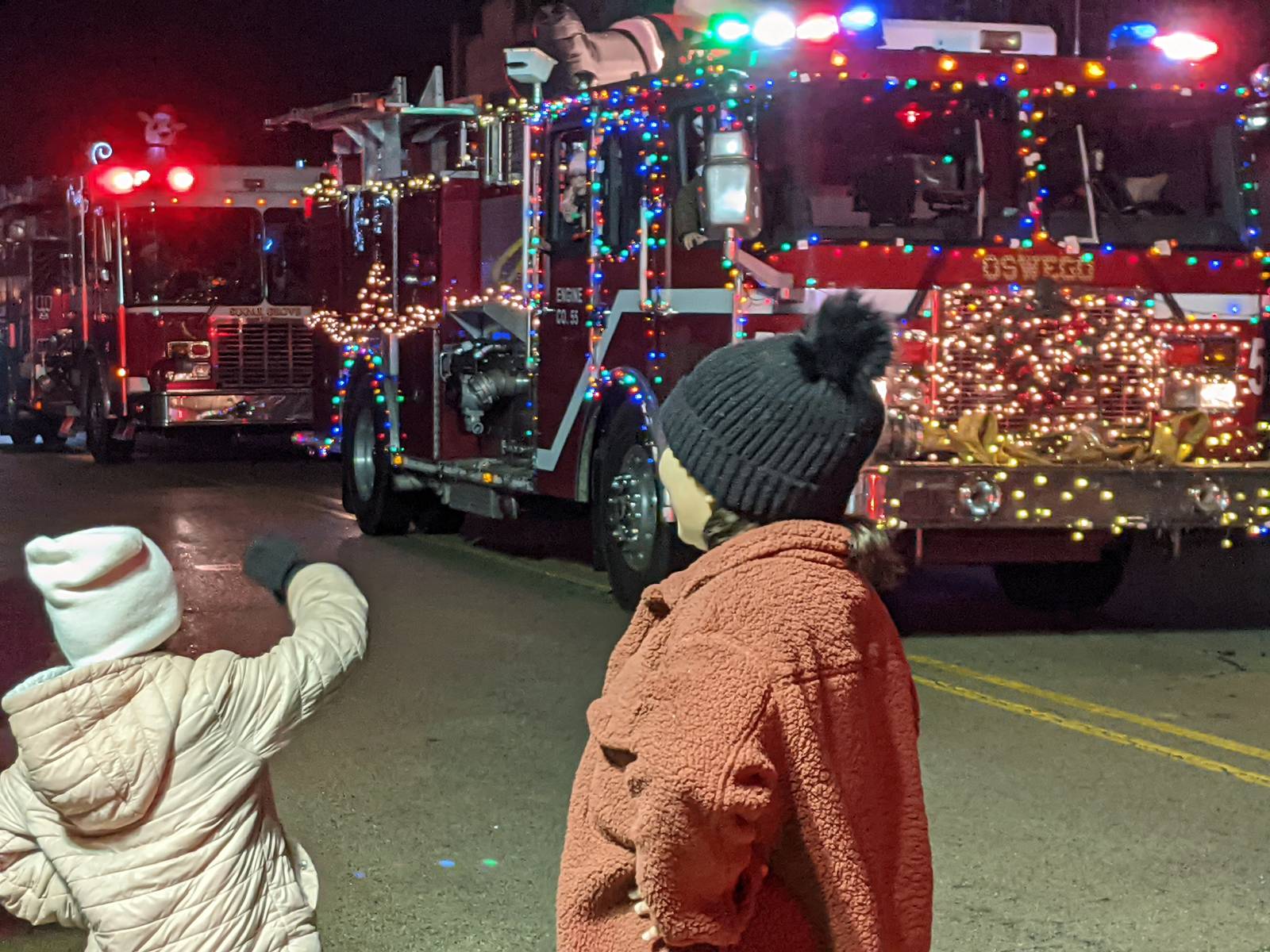Oswego celebrates start of holiday season with Christmas Walk Shaw Local
