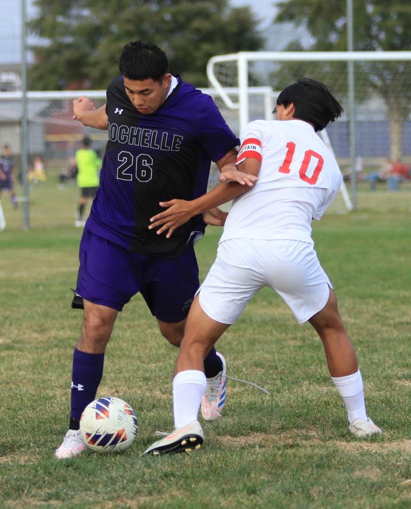 Rochelle's Jonathan Sanchez Ponce (26) works around an Ottawa defender.