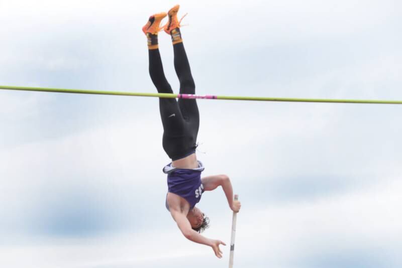 Rochelle's Andrew Nuyen set a new pole vault record at the Hawk Classic on Friday, May 2, 2025 at the Landers-Loomis Field in Oregon.