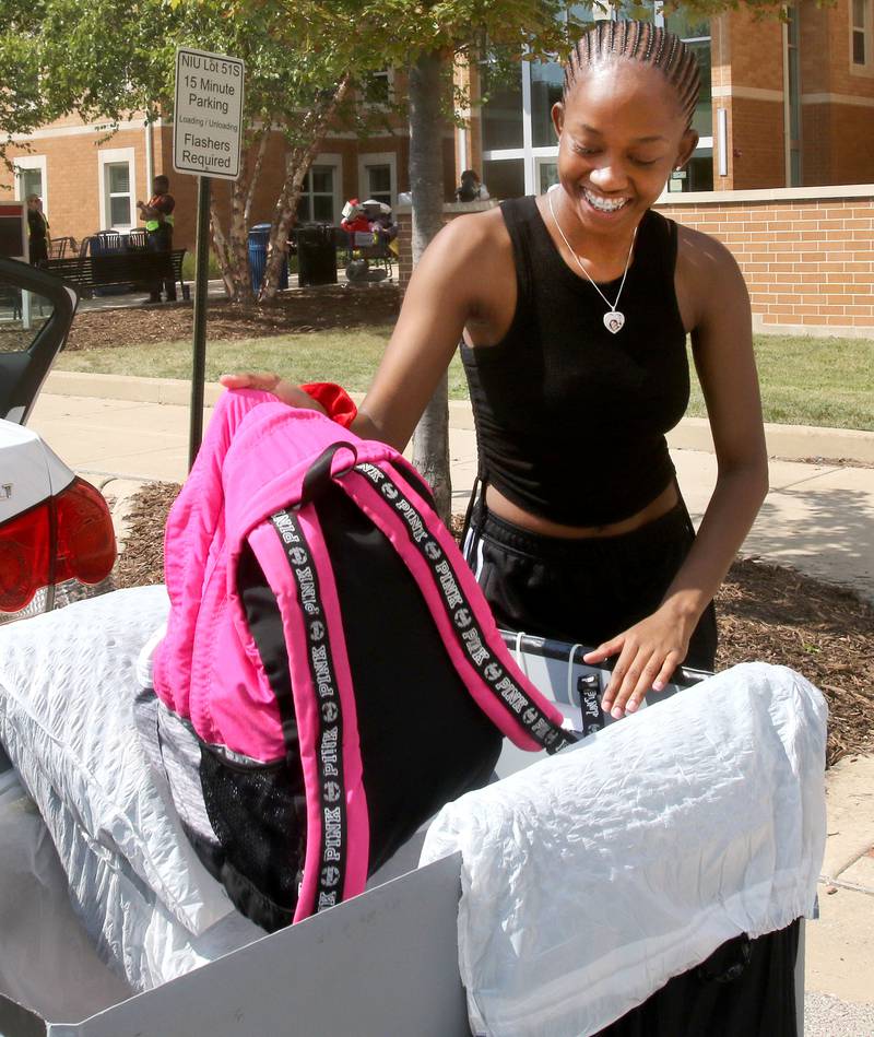 Photos NIU students on movein day Shaw Local