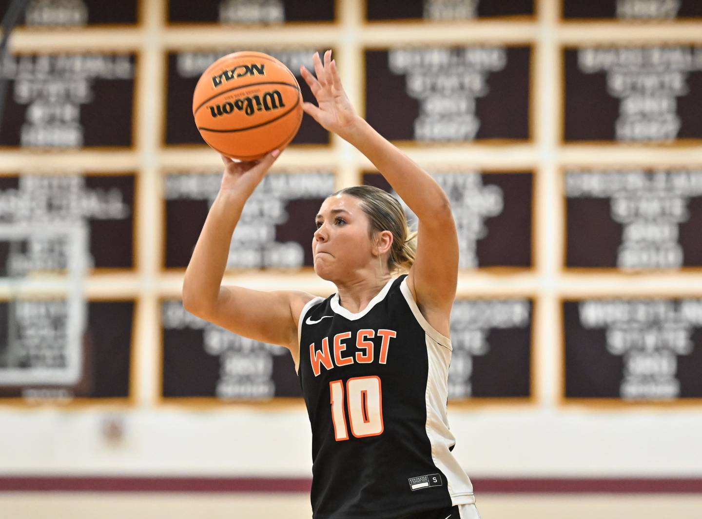 Lincoln-Way West's Molly Finn (10) shoots a jump shot during a conference game against Lockport on Tuesday, Feb. 04, 2025, at Lockport.