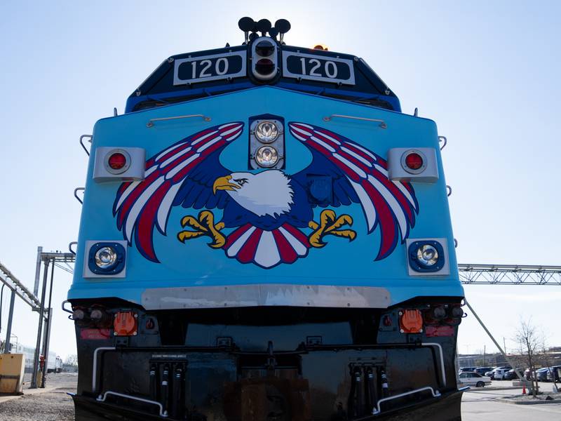 Metra has unveiled a specia locomotive to honor all veterans and active-duty service members and reservists on Veterans Day.  It will go into service on the Rock Island Line, and then move to the BNSF and the Milwaukee District lines in December.