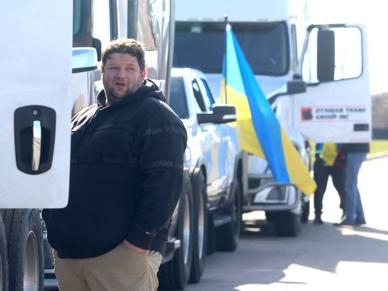 Wołodymyr Sovtysik spotyka się z innymi kierowcami we wschodnim Dundee w sobotę rano, aby rozpocząć wiec protestacyjny dla ciężarówek Deblockade Mariupol, którego gospodarzem jest Help Ukraine Foundation LTD, aby zwiększyć świadomość na temat blokady Mariupol.