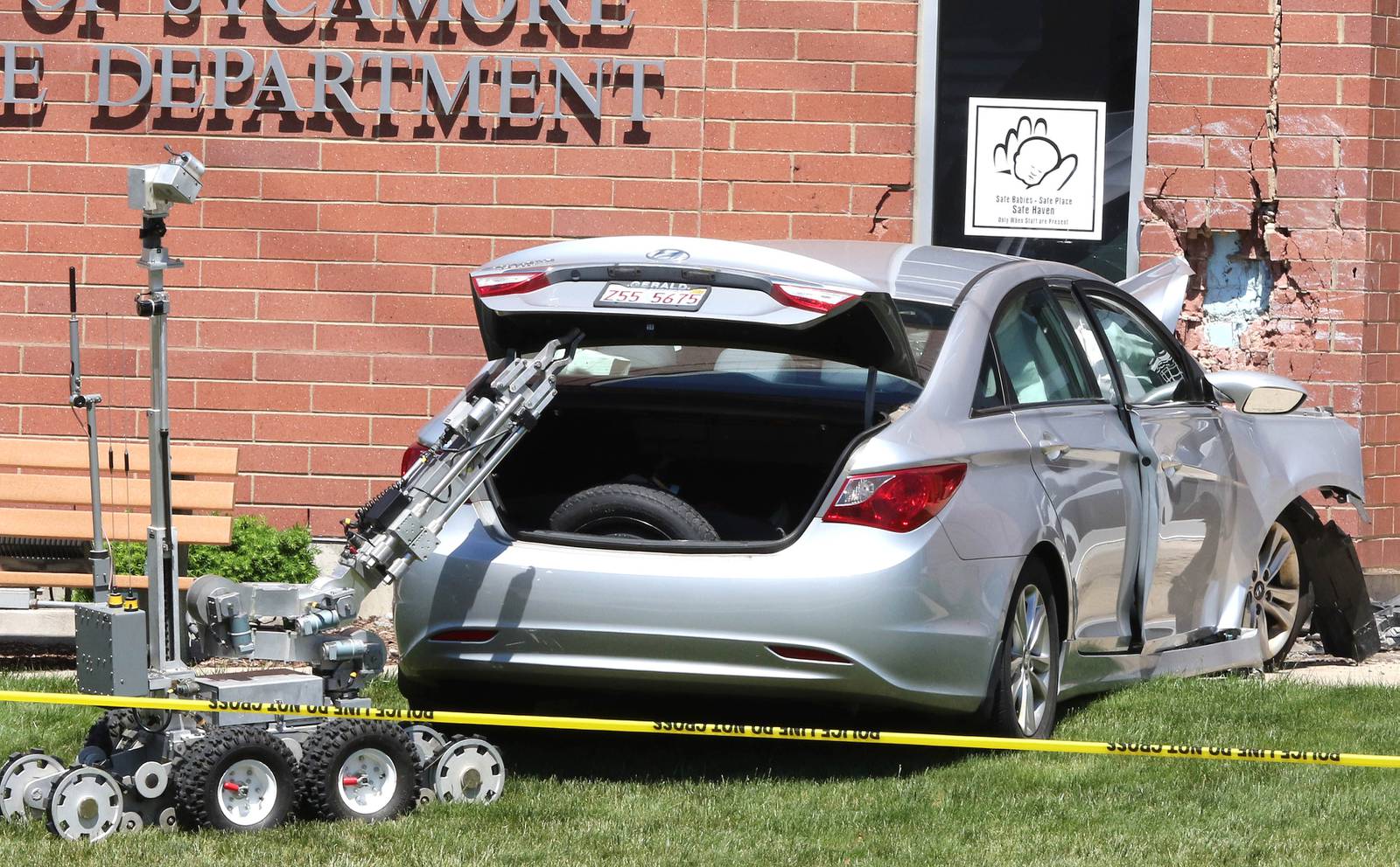 Update No explosives found in car which crashed into Sycamore Police