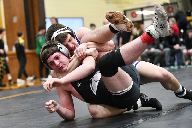 Wilmington's Logan VanDuyne wrestles Manteno's Jackson Piekarcyzk during VanDuyne's 190-pound match victory on Saturday, Feb. 8, 2025, in the IHSA Class 1A Herscher regional.
