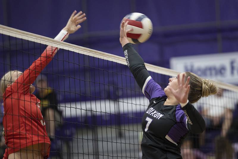 Dixon’s Presley Lappin works the net against Oregon’s Skylar Bishop Thursday, Oct. 9, 2025.