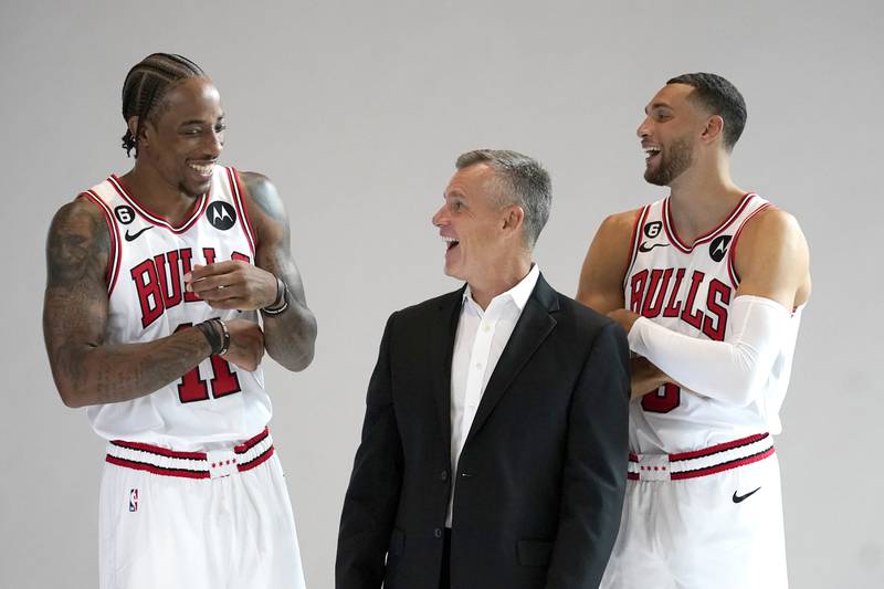 Chicago Bulls head coach Billy Donovan, center, DeMar DeRozan (11) and Zach LaVine laugh as they pose for photographers during the Bulls NBA basketball media day Monday, Sept. 26, 2022, in Chicago. (AP Photo/Charles Rex Arbogast)
