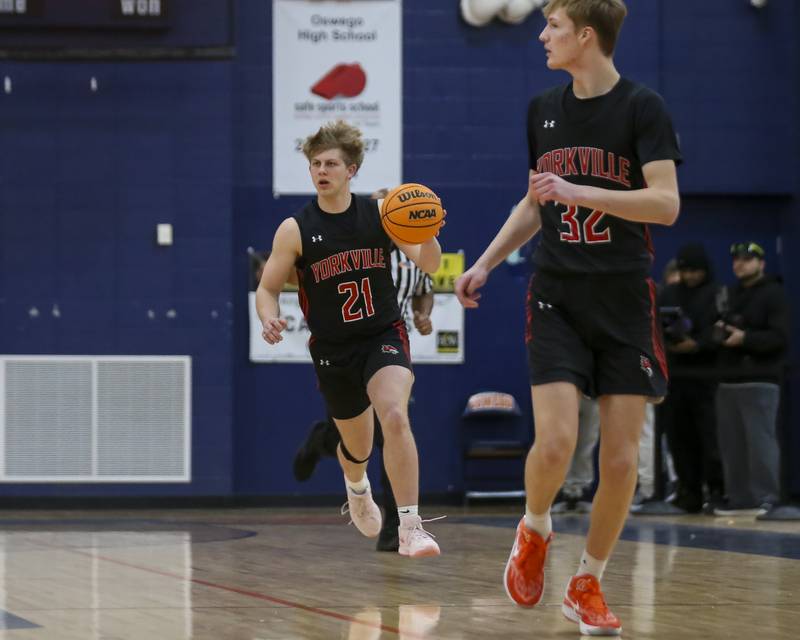 Yorkville's Frankie Pavlik (21) advances the ball during their basketball game between Yorkville at Oswego, Feb 7, 2026 in Oswego.