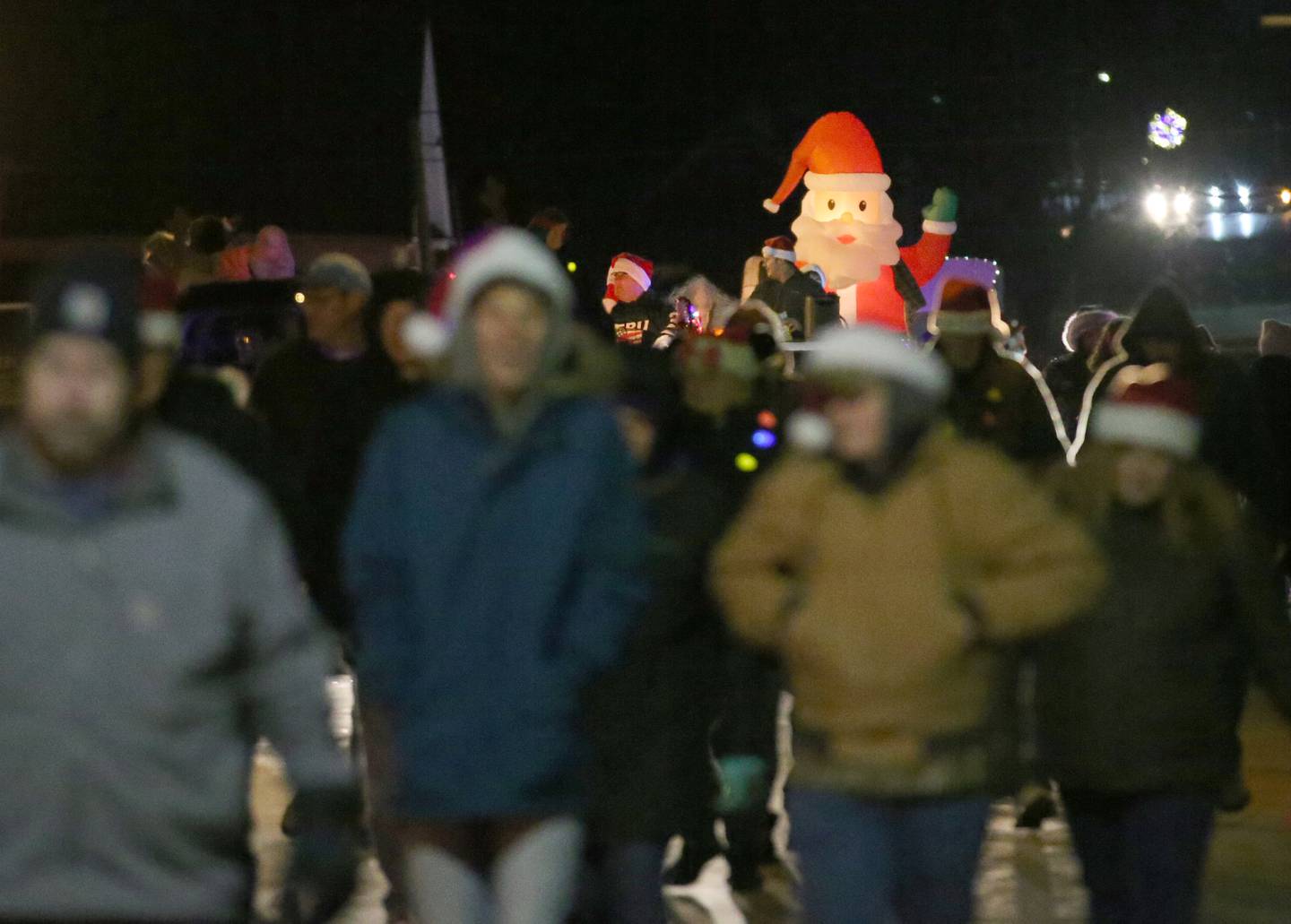 Ein aufblasbarer Weihnachtsmann nimmt am Samstag, den 3. Dezember 2022, an der Parade „Light up the Night“ in der Innenstadt von Peru teil.