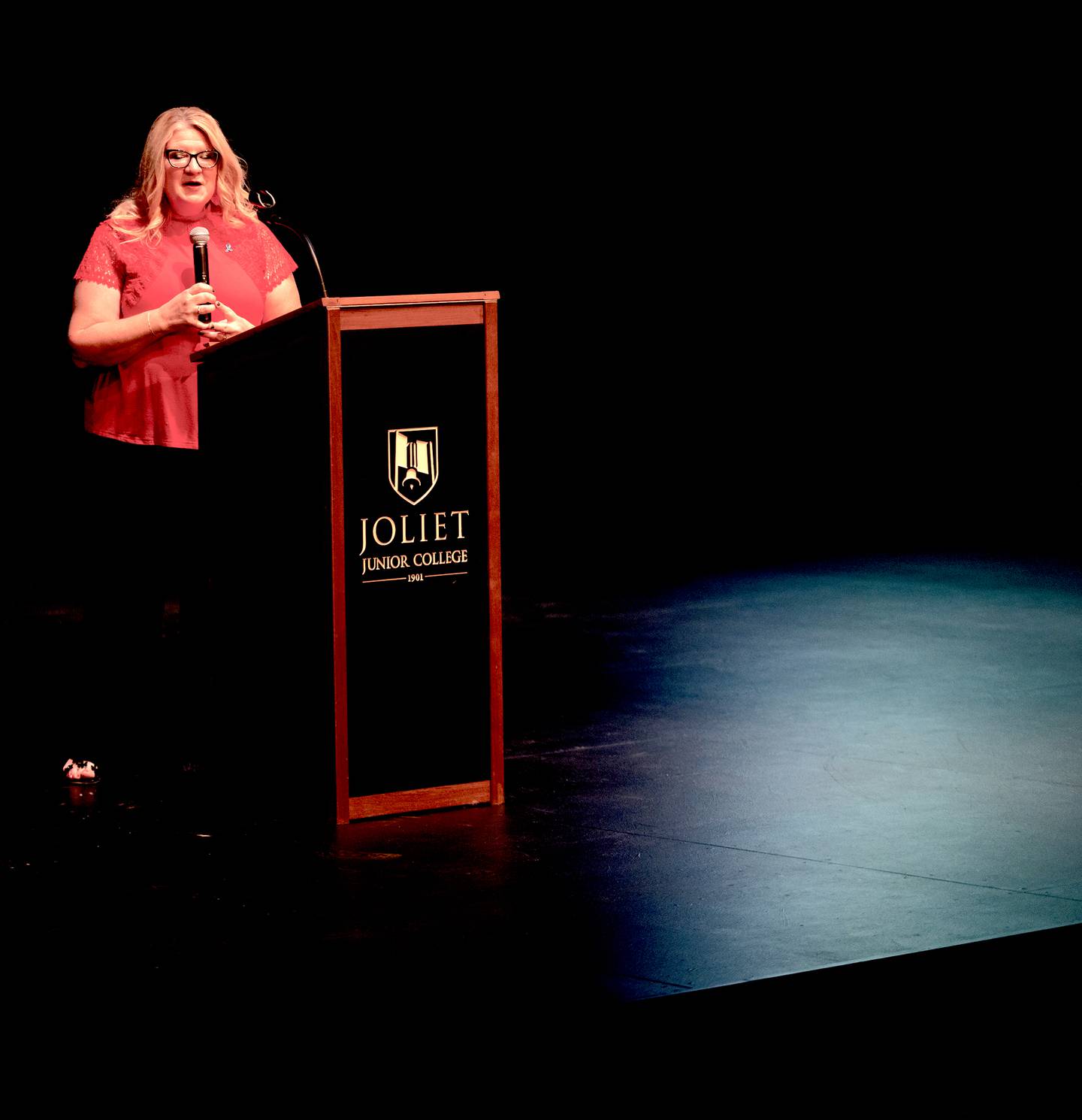 Heidi Munsey, Joliet Junior College professor of social and behavioral sciences, opens the event by welcoming the crowd on Sept. 6, 2024. Around 100 attendees gathered to hear World Series champion Scott Spiezio share his inspiring recovery journey as part of National Recovery Month.