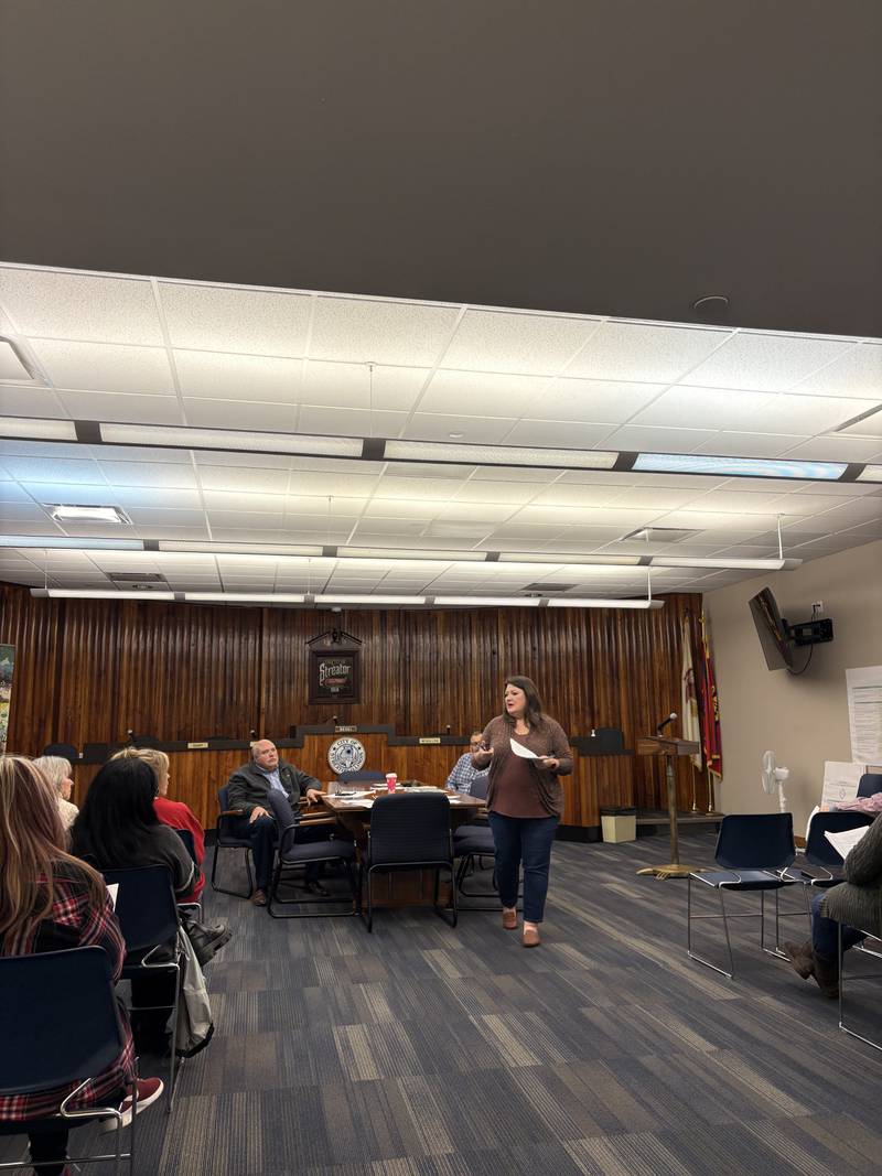 Streator Mayor Tara Bedei talks to residents about how to start a neighborhood watch on Monday, Nov. 18, 2024.