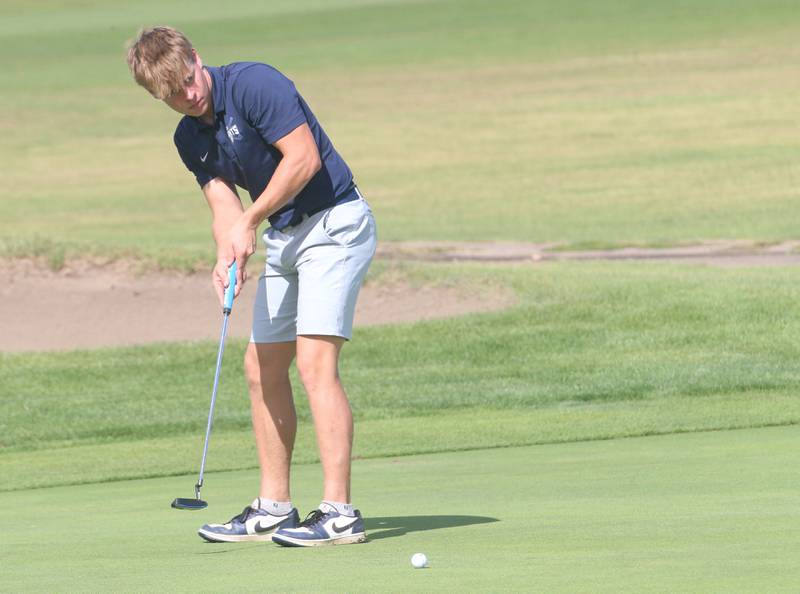 Fieldcrest's Eli Gerdes puts on the 6th hole during the Class 1A Regionals on Wednesday, Oct. 1, 2025 at Deer Park Golf Club in Oglesby.
