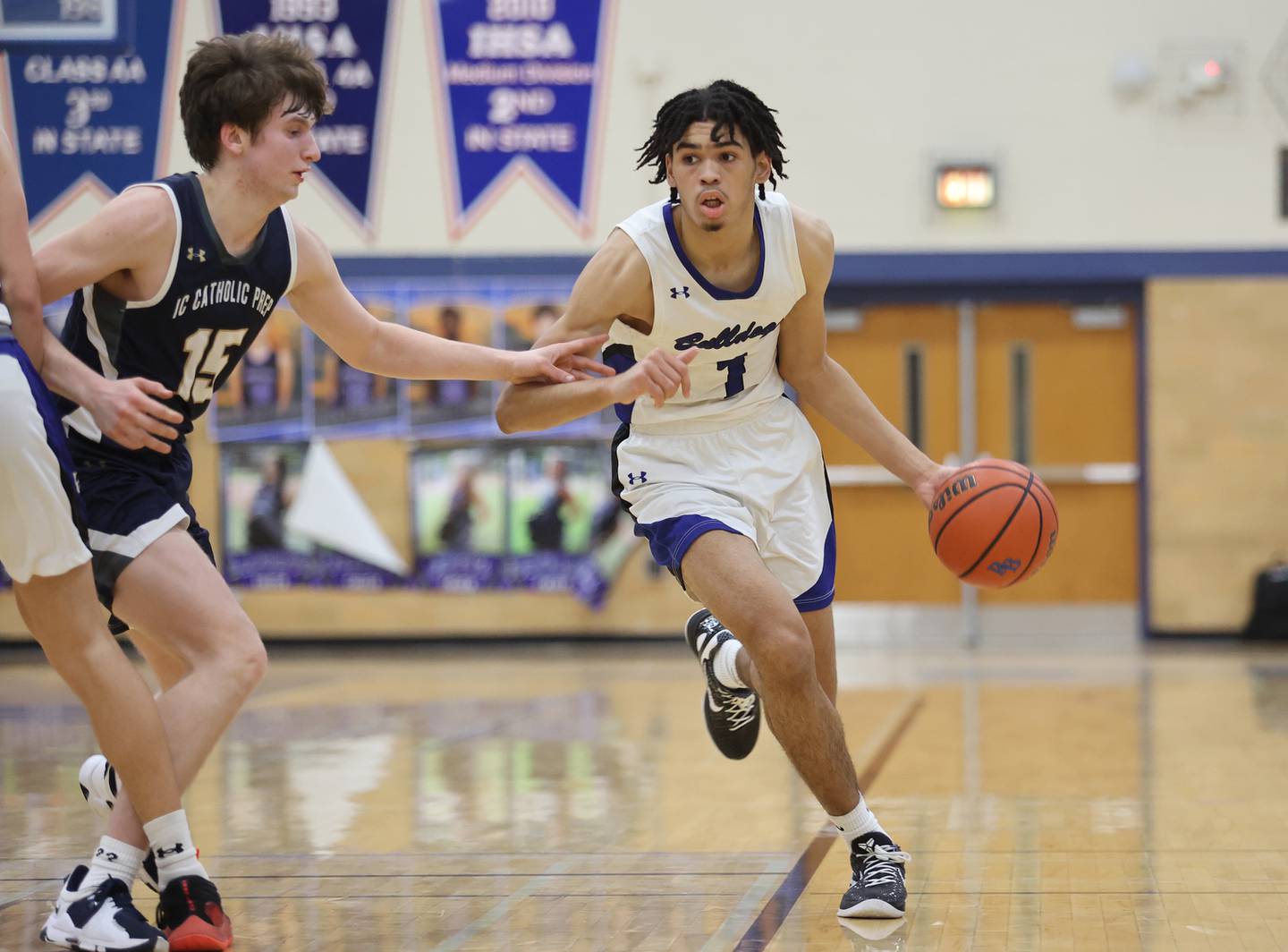 Riverside Brookfield's William Gonzalez (1) brings the ball up court during the boys varsity basketball game between IC Catholic Prep and Riverside Brookfield in Riverside on Tuesday, Jan. 24, 2023.