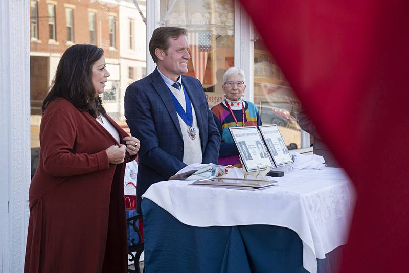 Tampico mayor Kris Hill and Grantham, England mayor Graham Jeal  unveil plaques that will hang in museums dedicated to Ronald Reagan and Margaret Thatcher in their separate birthplaces.