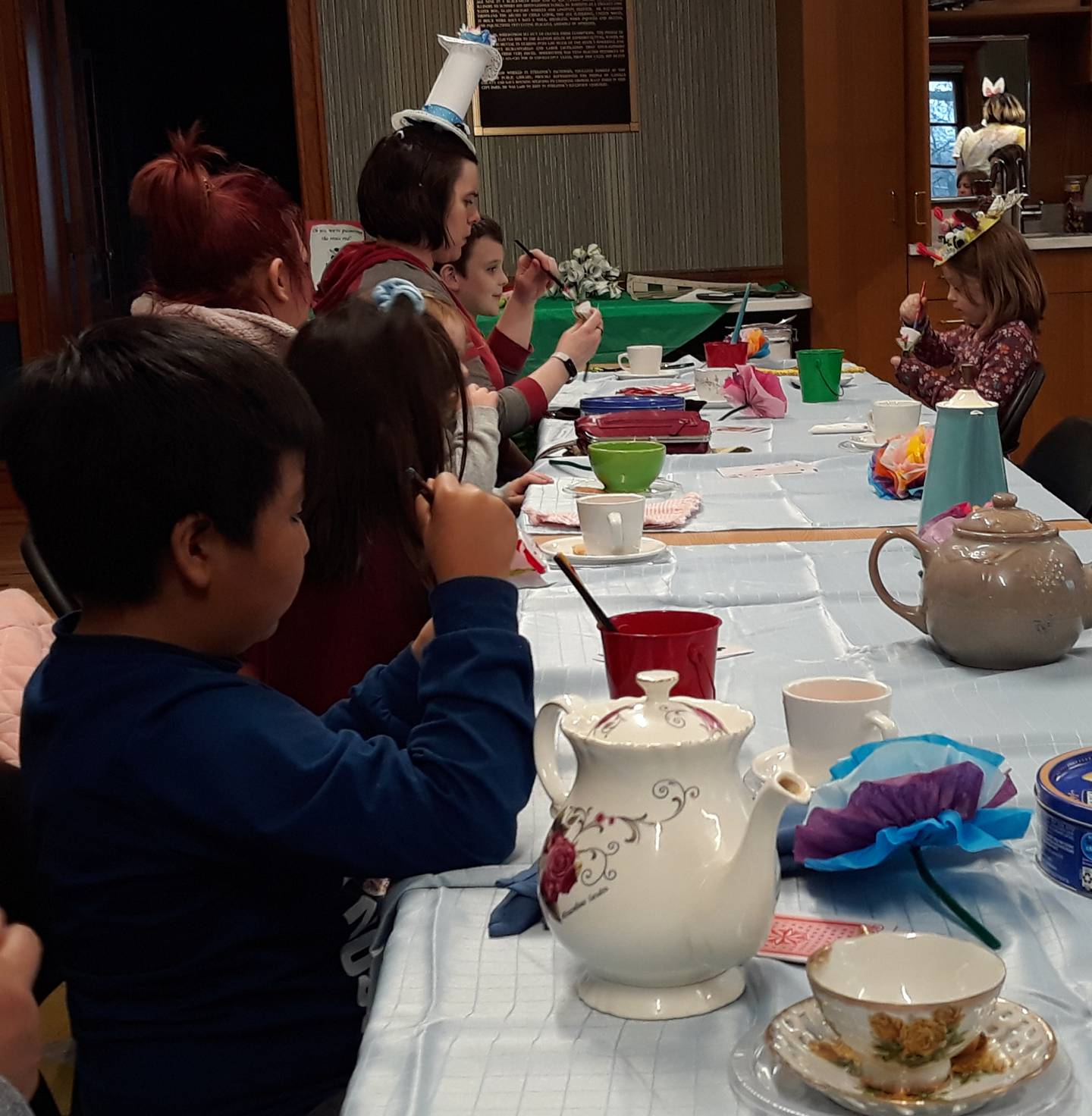 12개 이상의 가족이 2021년 3월 19일 금요일, Streator Public Library의 새롭게 개조된 Soderstrom Room에서 열린 Mad Hatter's Tea Party에 참여했습니다.