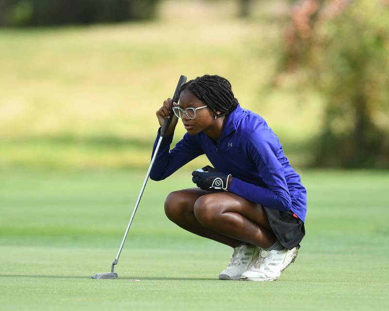 Lia Jones of Bolingbrook lines up her putt during the Southwest Prairie conference meet on Wednesday Sept. 24, 2025, held at Blackberry Oaks Golf course in Bristal.