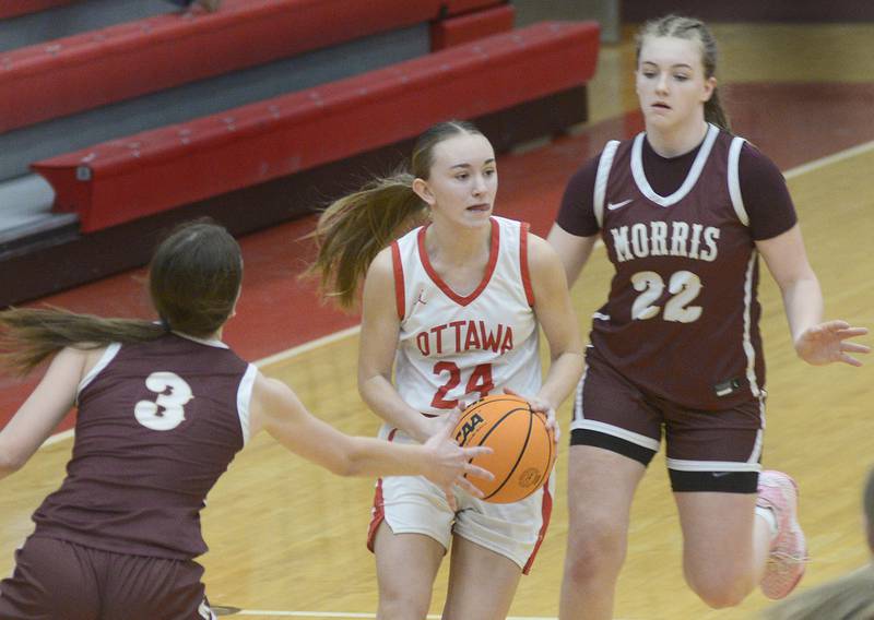 Ottawa’s Ashlynn Ganiere works to get a pass between Morris’ Lily Hansen and Layken Callahan in a game at Ottawa during the 2024-25 season.