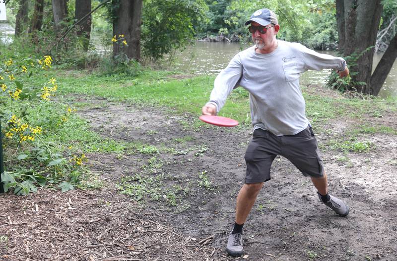 Kevin Schweitzer takes aim Thursday, Sept. 2, 2022, at the new River Run Disc Golf Course in David Carroll Memorial Park in Genoa.