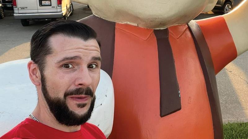 Social media influencer explores the Illinois restaurant scene, one community at a time