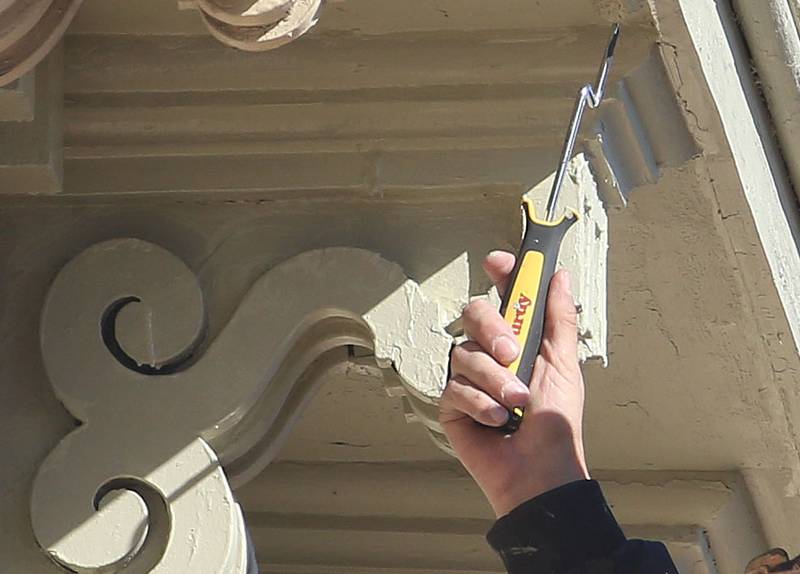 Dan Znaniecki of H&H Builders, applies a fresh coat of paint on the exterior of the Mendota Chamber of Commerce building on Monday, Oct. 27, 2025 downtown Mendota.
