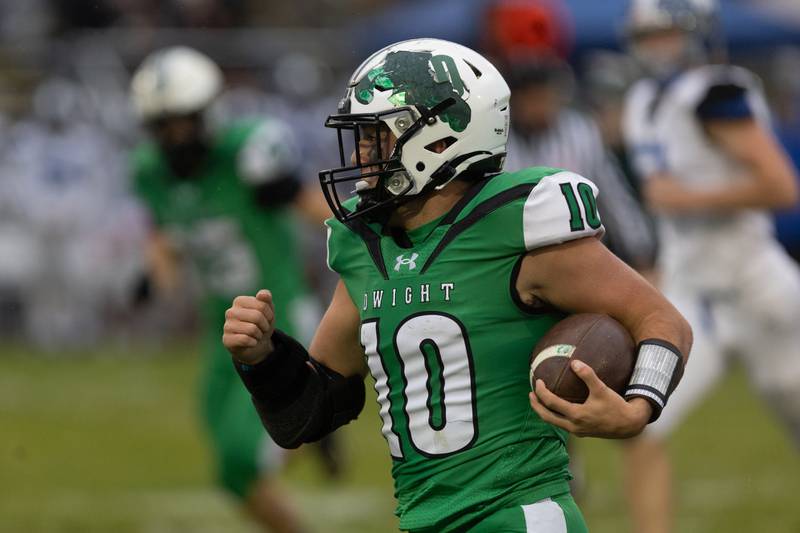 Dwight senior Evan Cox breaks away on a run against Clifton Central during Dwight's 43-14 victory over Clifton Central in second round playoffs on Saturday, Nov. 8, 2025.