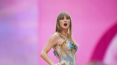 Which Illinois Target stores are opening late Thursday for Taylor Swift album release?