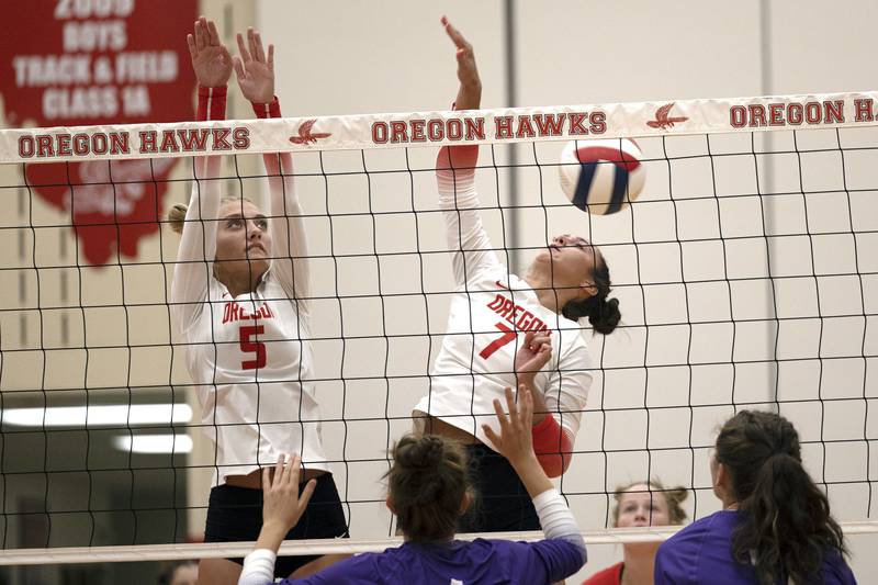 Oregon’s Skylar Bishop (left) and Kenna Wubbena work the net against Rochelle Tuesday, August 29, 2023.