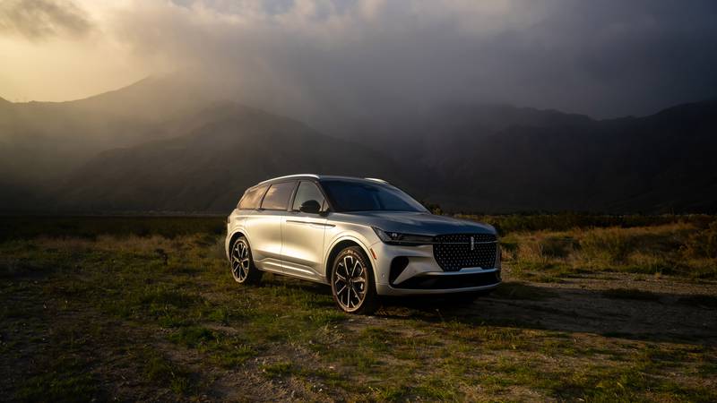 The 2025 Lincoln Nautilus Black Label delivers big in luxury and tech.