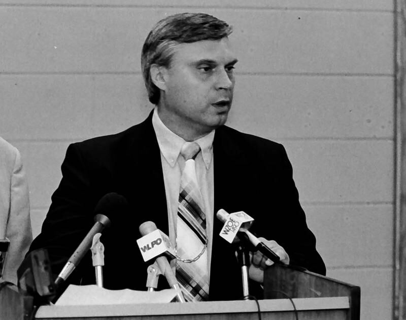 Former La Salle County lieutenant and future Sheriff Tom Templeton speaks to reporters about the Tammy Zywicki disappearance in 1992.