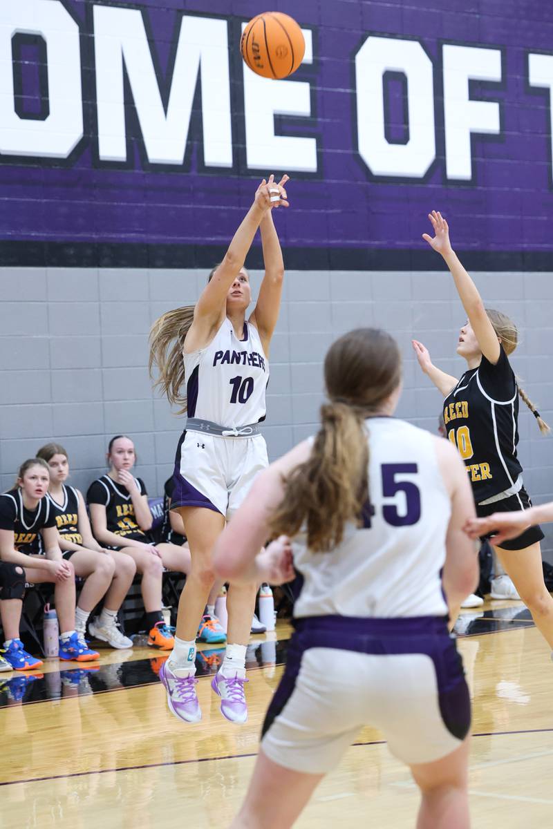 Manteno's Alyssa Singleton shoots a 3-pointer as Reed-Custer's Kamryn Wilkey attempts to defend during Reed-Custer's 45-42 victory over Manteno on Monday, Feb. 2, 2026. Manteno's Alyssa Singleton shoots a 3-pointer as Reed-Custer's Kamryn Wilkey attempts to defend during Reed-Custer's 45-42 victory over Manteno on Monday, Feb. 2, 2026.