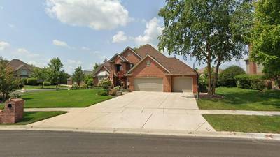 Single-family home sells in Orland Park for $715,000