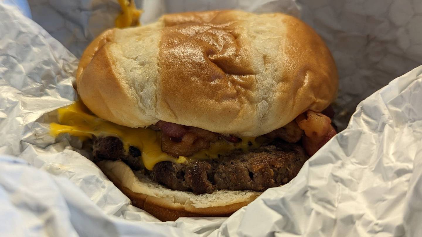 Shorewood'daki Mark's on 59'dan bu 1/3 kiloluk çizburger, küçük bir ek ücret karşılığında isteğe bağlı domuz pastırması ile dolduruldu.