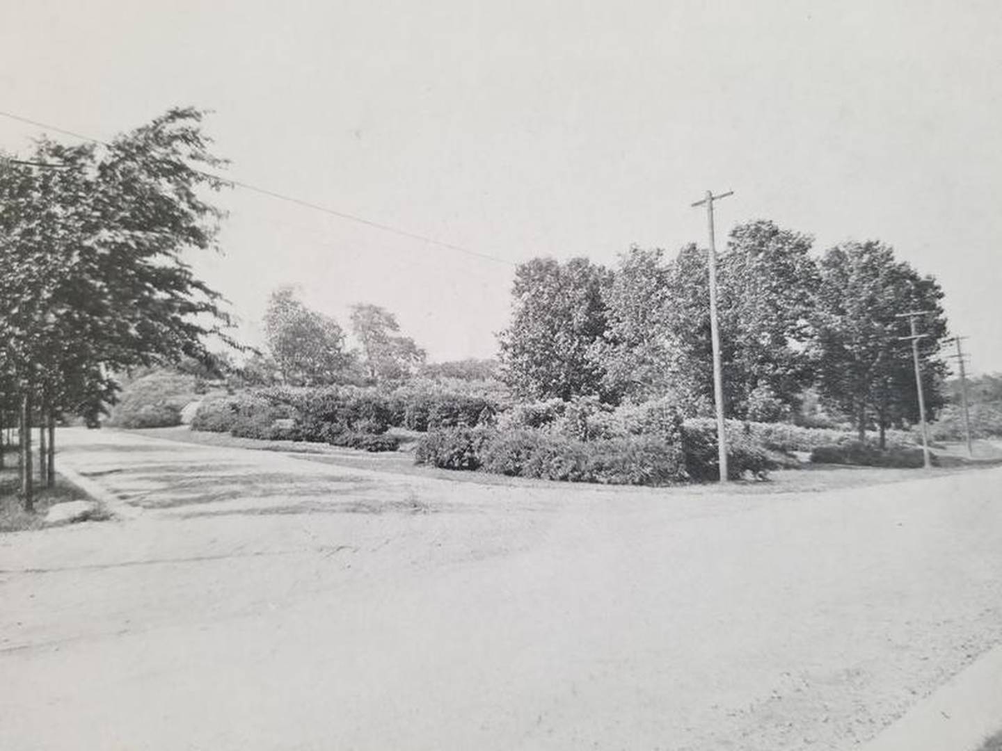An entrance road from Cass Street, Highland Park Drive, connected Highland and Pilcher Parks.