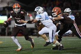 Jake Nawrot throws 3 touchdowns, runs for 2 more as Hersey stuns Prospect in fourth quarter