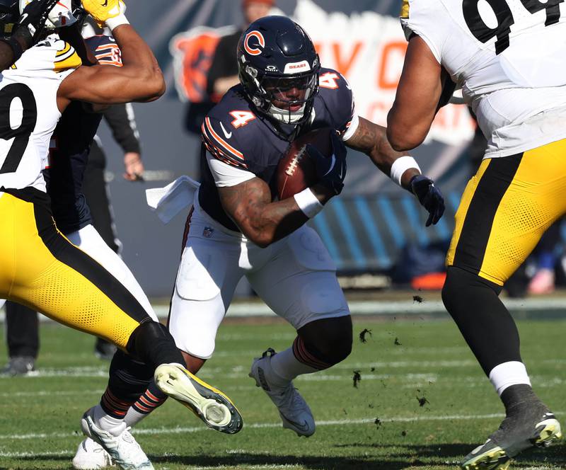 Chicago Bears running back D'Andre Swift finds a hole in the Pittsburgh Steelers defensive line Sunday, Nov. 23, 2025, at Soldier Field in Chicago.