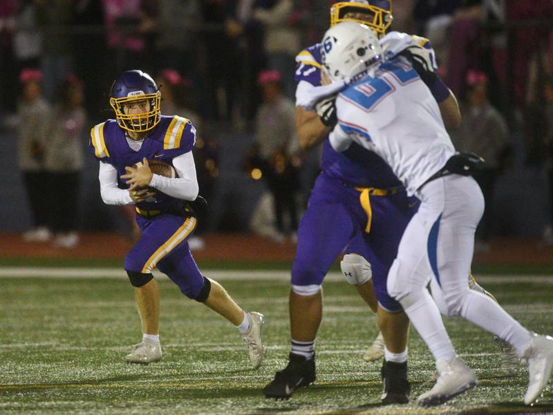 Wauconda quarterback Logan Olsen keeps the ball for a running play against Lakes during Friday’s football game in Wauconda.