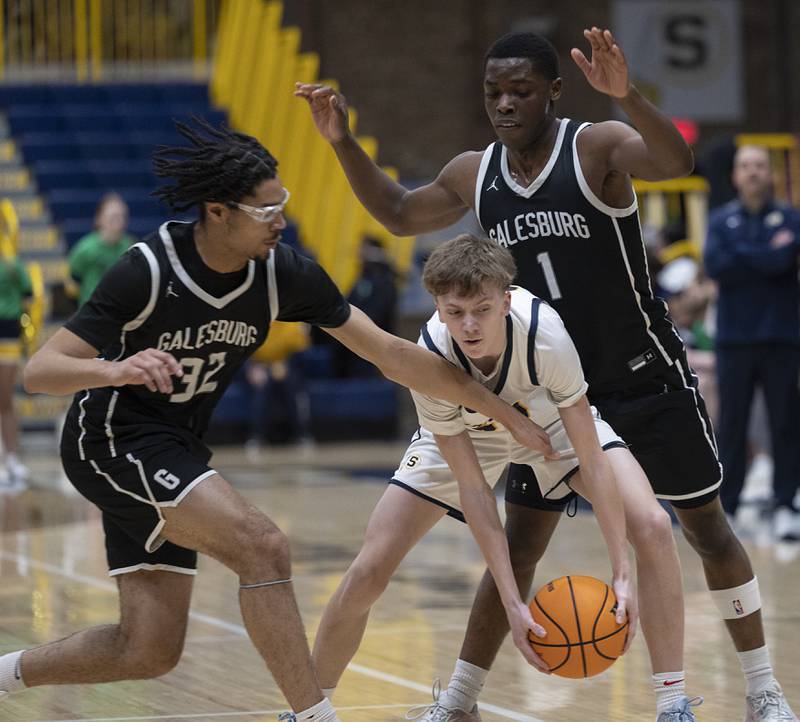 Sterling’s Braylon Wing handles the ball against Galesburg’s Rahkim McCellan (left) and Tobi Kivunina Tuesday, Feb. 10, 2026.