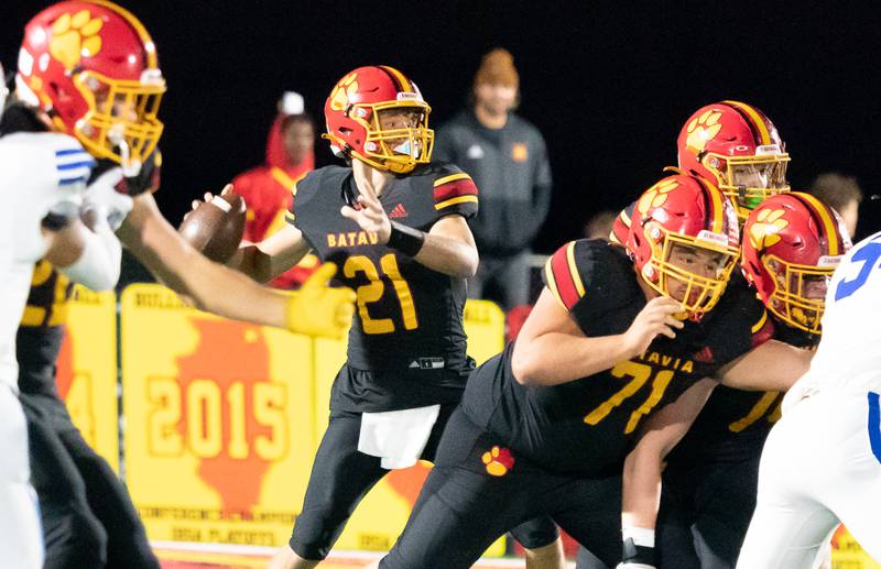 Batavia’s Ryan Boe (21) sits in the pocket and looks downfield against Geneva during a football game at Batavia High School on Friday, Oct 7, 2022.