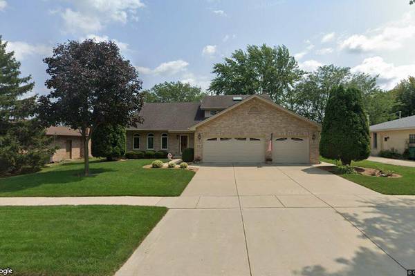 Single-family home sells in Orland Park for $555,000